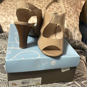 Life stride taupe size 9